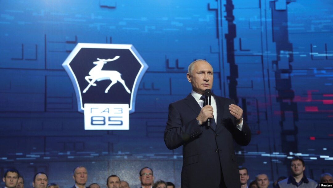 Tổng thống Vladimir Putin phát biểu trước cử tọa tại tại nhà máy ô tô GAZ ở thành phố Nizhny Novgorod, Nga, ngày 6 tháng 12, 2017. 