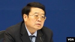 中国外交部副部长程国平召开2014亚信峰会中外媒体吹风会（美国之音东方拍摄）