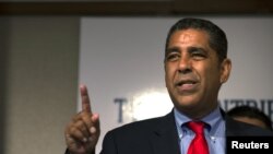 El senador por Nueva York, Adriano Espaillat, dijo que se pueden realizar programas para retirar las armas ilegales de las calles.