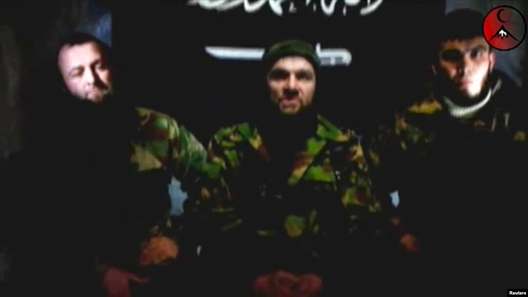 Hình ảnh từ một video cho thấy những chiến binh Chechnya, trong đó có chiến binh hàng đầu đã bị Nga tiêu diệt Doku Umarov (giữa).