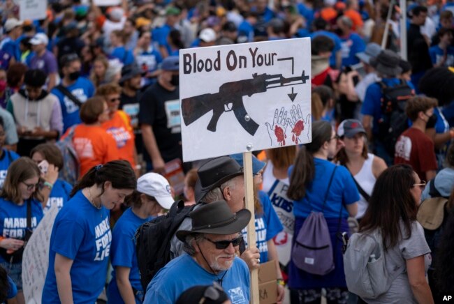 Ljudi učestvuju na skupu Marš za naše živote u znak podrške kontroli oružja u Washingtonu, juni 2022.