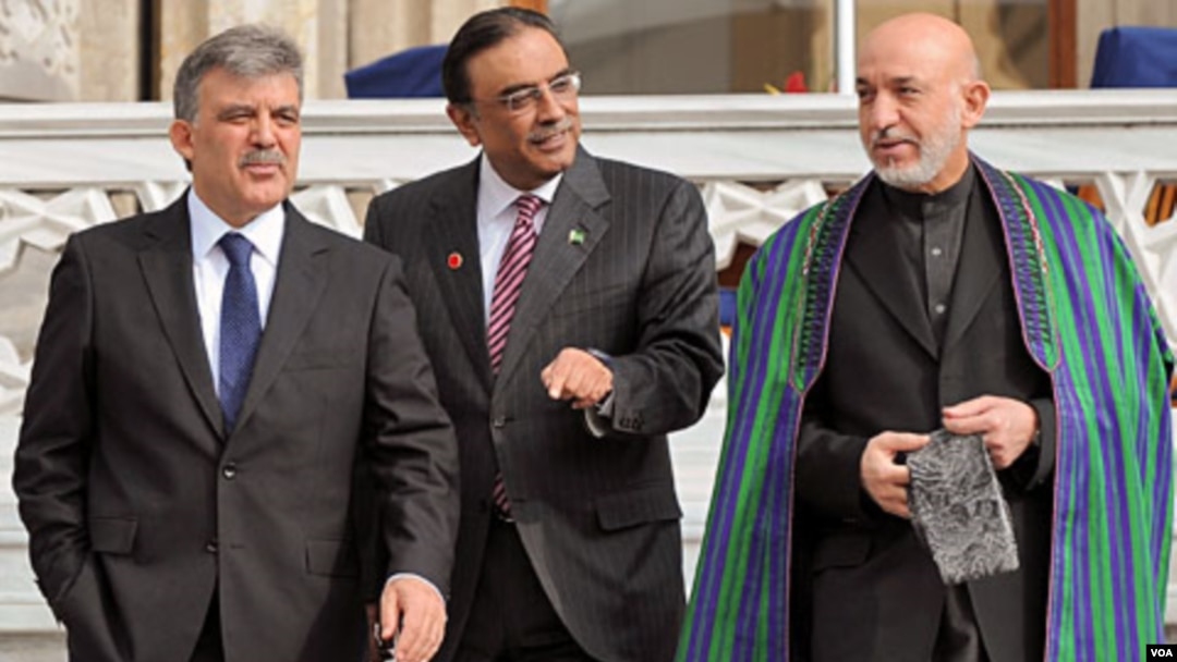 Presiden Hamid Karzai (kanan), Presiden Pakistan Asif Ali Zardari (tengah) dan Presiden Turki Abdullah Gul setelah pertemuan mereka di Istanbul, Selasa (1/11).