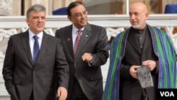 Presiden Hamid Karzai (kanan), Presiden Pakistan Asif Ali Zardari (tengah) dan Presiden Turki Abdullah Gul setelah pertemuan mereka di Istanbul, Selasa (1/11).