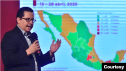 José Luis Alomía, director general de epidemiología de México, explica el porcentaje de muertes por coronavirus.