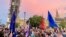 Des milliers de personnes ont manifesté mercredi soir à Londres, Manchester, Edimbourg et d'autres grandes villes.