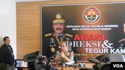 Kepala Biro Penerangan Masyarakat Mabes Polri Brigadir Jenderal Boy Rafli Amar menjelaskan soal penangkapan 20 orang terduga teroris. (VOA/Andylala Waluyo)