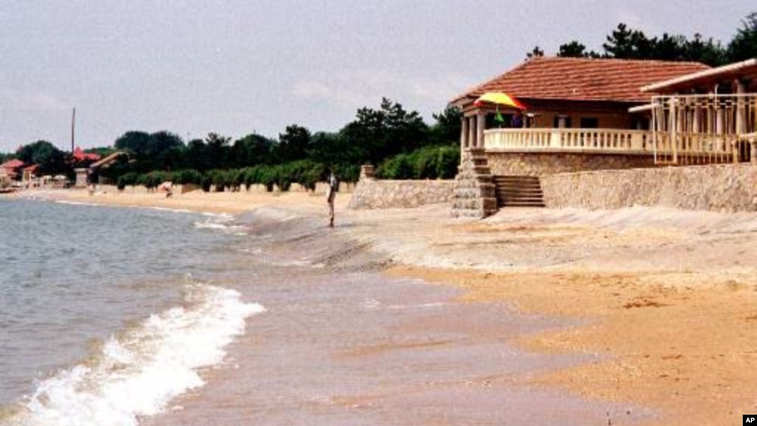 Suasana pantai Beidaihe, sebelah timur Beijing (Foto: dok). Sebuah rumah sakit di kota ini diserang seorang pria dengan menggunakan pisau, menewaskan enam perawat dan seorang petugas kebersihan, Kamis (20/11).