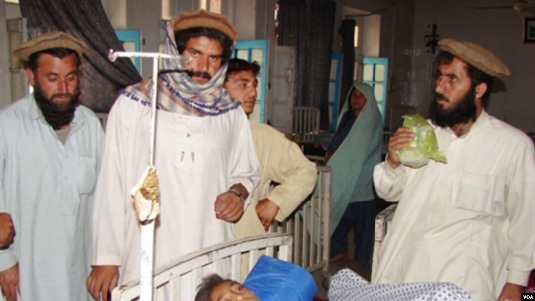 Seorang anak laki-laki mengalami luka-luka akibat serangan misil AS di Miranshah, Jumat malam 21 Mei 2010.