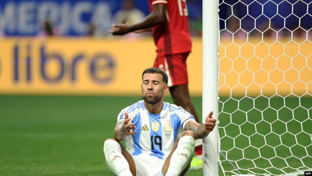 El estado del césped en el estadio Mercedes-Benz tras el partido inaugural de la Copa América generó críticas de ambas selecciones, calificándolo de inadecuado para un torneo de alto nivel.
