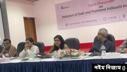 সিরডাপ মিলনায়তনে ক্রিয়েটিভ মিডিয়া লি. এবং হেকস ইপার আয়োজিত  ‘দলিত ও সমতলে বসবাসরত আদিবাসীদের জনশুমারী ২০২১ এ অন্তর্ভুক্তি’ শীর্ষক আলোচনা সভায় বক্তব্য রাখছেন বক্তারা। ১০ নভেম্বর ২০২১।