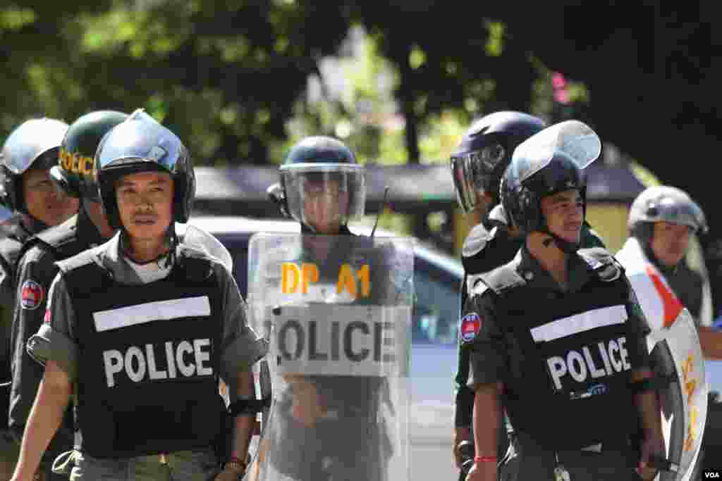Anti-riot police are deployed to stop pro-democracy groups from marching to the national assembly on June 30, 2015. (Hean Socheata/VOA Khmer)