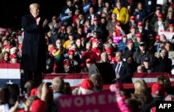 Miles de personas escucharon al presidente Donald Trump en un acto en Wisconsin el 24 de octubre de 2018.
