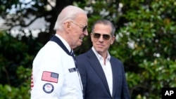 ARCHIVO - El presidente Joe Biden camina junto a su hijo Hunter Biden, rumbo al helicóptero Marine One en el jardín sur de la Casa Blanca, en Washington, el 26 de julio de 2024. 