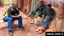 Umunyamakuru w'Ijwi ry'Amerika, James Jovin, aganira n'Impunzi z'Abarundi mu nkambi ya Nduta muri Tanzaniya 