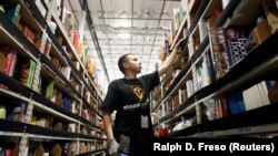 Un employé au travail dans un entrepôt d'Amazon à Phoenix, en Arizona, le 22 novembre 2013.