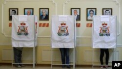 2016年9月18日俄罗斯西部当地居民在填写他们的选票。