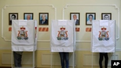 Russia Election: Local residents fill their ballots at a polling station in Smolensk, western Russia, Sunday, Sept. 18, 2016.