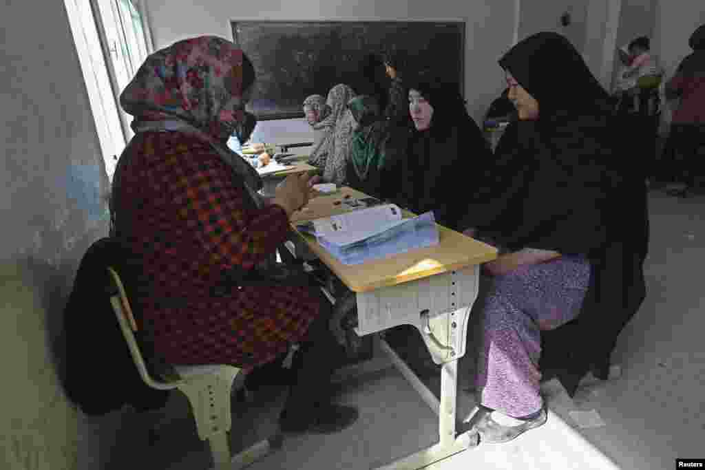 کابل کے ایک رجسٹریشن سنٹر میں خواتین اپنے ووٹنگ کارڈ وصول کر رہی ہیں۔