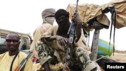 Militan Islam dari kelompok Ansar Dine duduk di wilayah Gao, Mali Utara (18/6). 