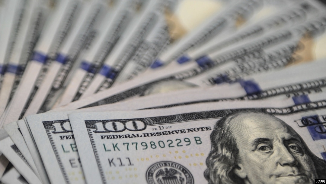 Lembaran uang dollar Amerika Serikat, 14 Agustus 2015.