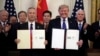 Vicepremijer Kine Liju He i predsednik SAD Donald Tramp posle današnjeg potpisivanja sporazuma u Beloj kući (Foto: AP/Evan Vucci)
