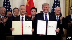 도널드 트럼프 미국 대통령과 류허 중국 부총리가 15일 백악관에서 1단계 무역합의문에 서명했다.