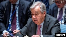 ARCHIVO - El Secretario General de las Naciones Unidas, Antonio Guterres, habla con los miembros del Consejo de Seguridad, en la sede de la ONU en la ciudad de Nueva York, EEUU, el 18 de abril de 2024.