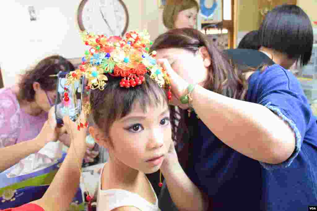 扮演古裝人物的小女孩在化妝。美國之音記者湯惠芸拍攝)