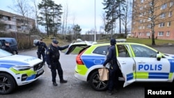 Polisi sedang menjalankan penyelidikan di Sodertalje, di selatan Stockholm, Swedia menyusul penembakan Salwan Momika, warga Irak yang membakar Al-Qur'an pada 2023, 30 Januari 2025. (Foto: Jonas Ekstromer via Reuters)