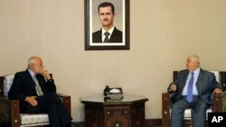 ທ່ານ Walid al-Moallem ລັດຖະມົນຕີການຕ່າງປະເທດຊີເຣຍ (ນັ່ງຂ້າງຂວາ )ພົບປະກັບທ່ານ Jakob Kellenberger,ຫົວໜ້າຄະນະກໍາມາທິການສະພາກາແດງສາກົນ ທີ່ກຸງ Damascus, ຊີເຣຍ.
ວັນທີ 4 ກັນຍາ, 2011.