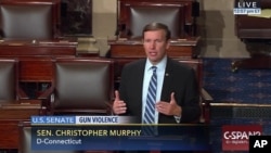 Senator Partai Demokrat Chris Murphy hari Rabu (15/6) merebut mimbar di Kongres AS.