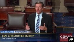 Imágen tomada de la transmision de C-SPAN que muestra al senador Chris Murphy, en el uso de la palabra.