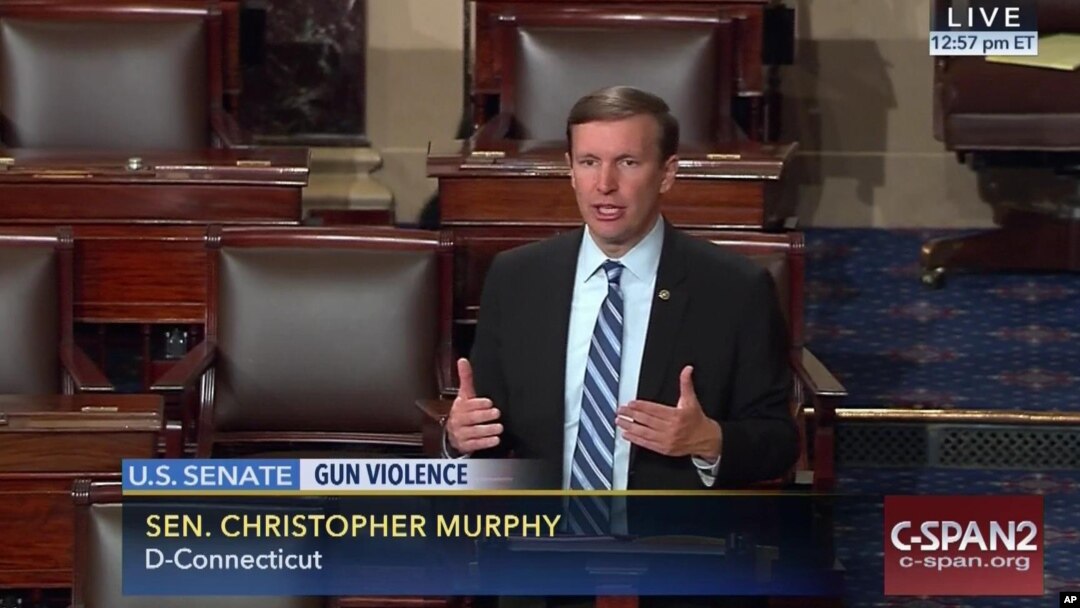 Senator Partai Demokrat Chris Murphy hari Rabu (15/6) merebut mimbar di Kongres AS.