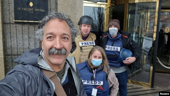 El camarógrafo de Fox News, Pierre Zakrzewski, quien murió en Ucrania después de que el vehículo en el que viajaba fuera alcanzado por fuego, posa para una selfie con sus colegas Steve Harrigan, Yonat Frilling e Ibrahim Hazboun en Kiev, Ucrania, en una fotografía sin fecha. FOX News Sunday/Folleto a través de REUTERS.