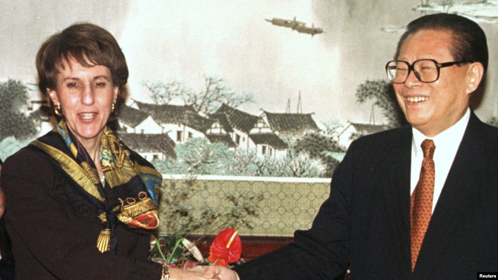 美国前贸易代表巴尔舍夫斯基与中国前领导人江泽民1999年11月15日在北京举行的WTO签字仪式上握手。