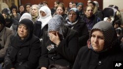 库尔德文化中心内妇女为三人去世哀悼痛哭