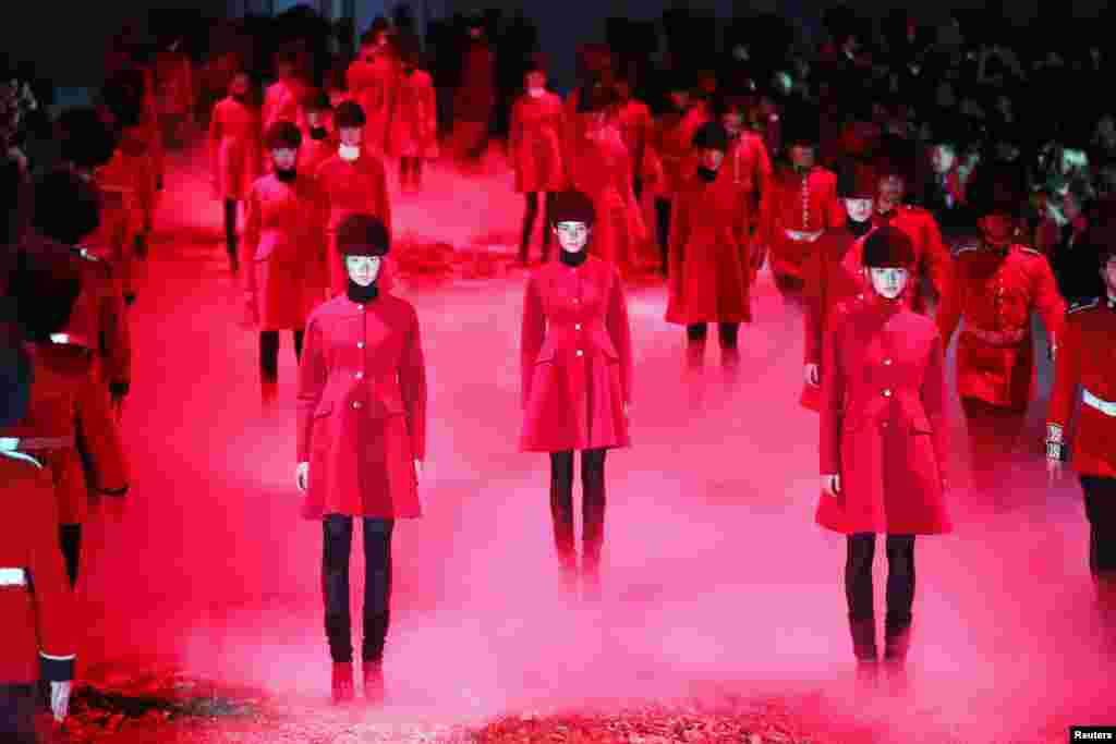 Para model menampilkan karya desainer Italia Giambattista Valli sebagai bagian koleksi Musim Gugur/Musim Dingin 2015 - 2016 untuk rumah mode Moncler Gamme Rouge dalam Pekan Fashion Paris di Perancis.