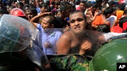 Cảnh sát và người biểu tình đụng độ trong một cuộc biểu tình bên ngoài buổi lễ khánh thành khu công nghiệp ở Ambalantota, Sri Lanka, ngày 7 tháng 1, 2017.