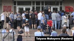 Warga Rusia menunggu di luar gedung pengadilan menjelang sidang terhadap jurnalis Ivan Golunov di Moskow, Sabtu (8/6). 