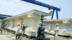 ລາຍການກະຈາຍສຽງຂອງວີໂອເອ ລາວ: ການກໍ່ສ້າງ ທາງລົດໄຟລາວ-ຈີນ ໃກ້ຈະເສັດສິ້ນແລ້ວ ແຕ່ຈະເປັນຜົນກະທົບ ຕໍ່ພະນັກງານໃນທ້ອງຖິ່ນ