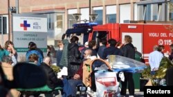 Orang-orang dievakuasi dari sebuah rumah sakit setelah gempa bumi di Rieti, Italia, 30 Otober 2016.