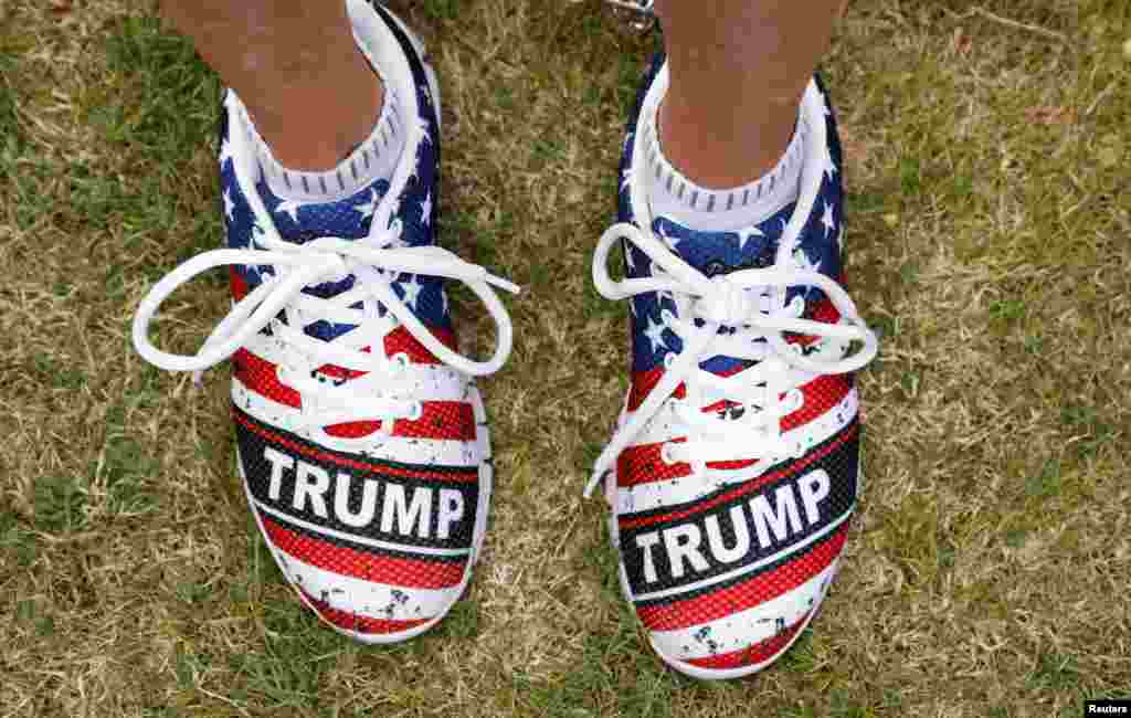 کفش های یکی از طرفداران پرزیدنت ترامپ که منتظر ورود او به گردهمایی پاناما سیتی در فلوریداست.