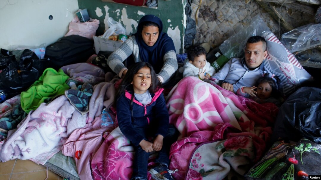 Para migran dekat stasiun bus di Edirne, Turki, 6 Maret 2020. (Foto: Reuters)