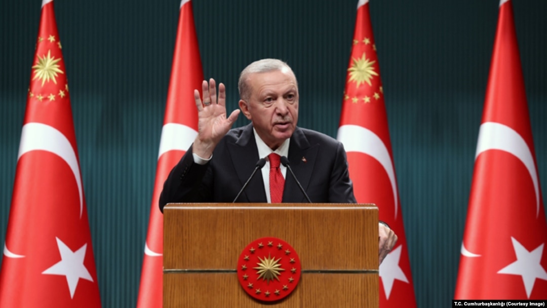 Cumhurbaşkanı Erdoğan, Kürt sorununun çözümü için 1 Ekim’den bu yana çeşitli açıklamalarda bulunan MHP lideri Bahçeli ve CHP lideri Özel’e teşekkür etti. PKK ve YPG çağrıları olmadığını söyleyen, DEM Parti’nin tutumunu eleştiren Erdoğan, “muhatabımız milletimizdir” dedi.