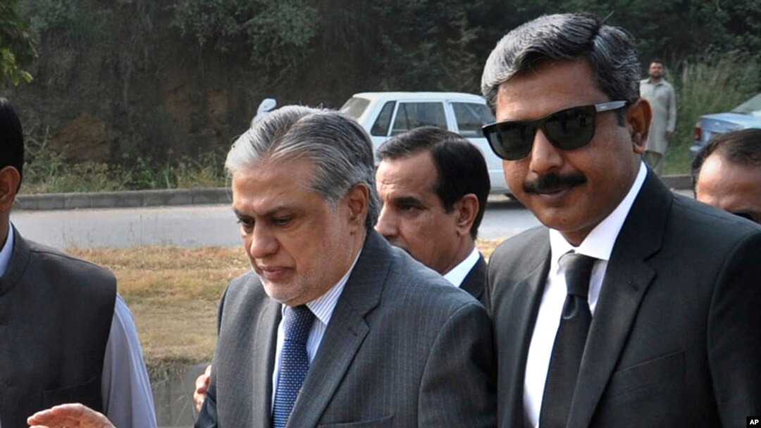 اسحاق ڈار اسلام آباد کی احتساب عدالت میں پیشی کے لیے آرہے ہیں (فائل فوٹو)