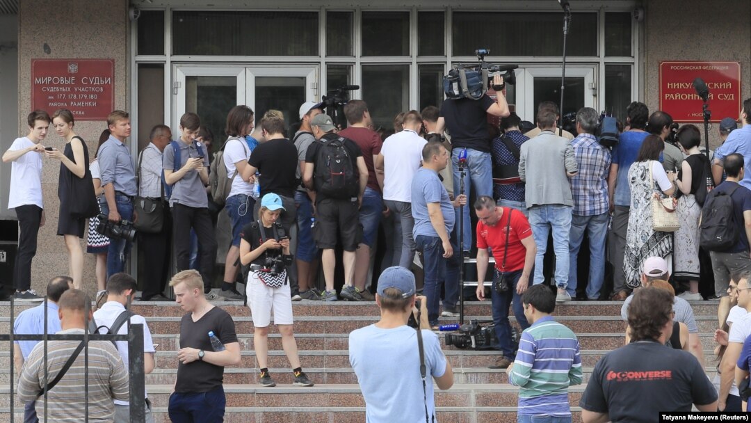 Warga Rusia menunggu di luar gedung pengadilan menjelang sidang terhadap jurnalis Ivan Golunov di Moskow, Sabtu (8/6). 