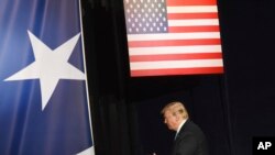 El presidente Donald Trump sale del escenario después de sus comentarios en una cena de caridad, Salute to Service, en conjunto con el Greenbrier Classic del PGA Tour ,en "The Greenbrier " en White Sulphur Springs, W.Va., martes, julio 3, 2018.