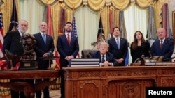 دونالد ترمپ، رییس جمهور ایالات متحده با معاون رییس جمهور و وزیر خارجۀ امریکا و سفیران اسراییل و لبنان در قصرسفید