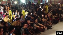 Para aktivis pro-demokrasi di Hong Kong menolak rancangan reformasi pemilu kontroversial dalam protes Rabu (17/6).