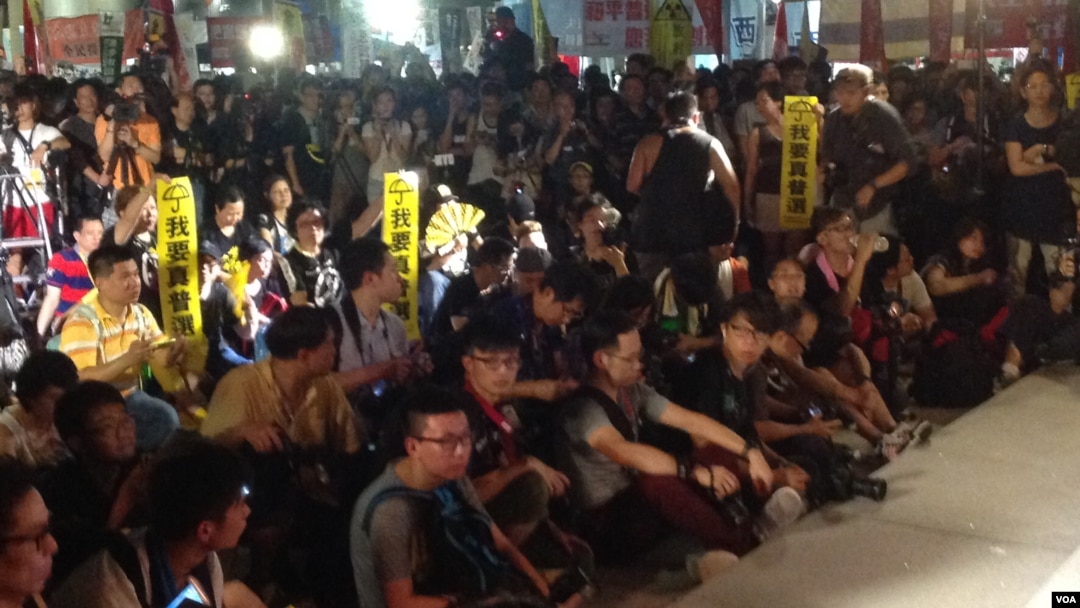 Para aktivis pro-demokrasi di Hong Kong menolak rancangan reformasi pemilu kontroversial dalam protes Rabu (17/6).